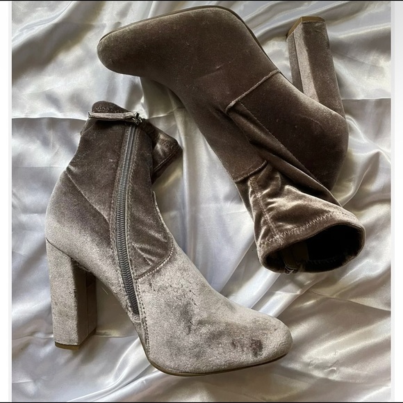 Steve Madden Velvet Ankle Booties Size 7.5 Womens Lavender Taupe Heeled Trendy - Picture 2 of 6